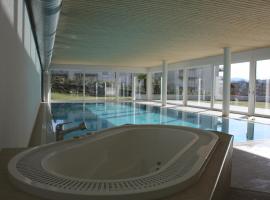 Indoor Swimming Pool, Sauna, Fitness, Private Gardens, Spacious Modern Apartment، شقة في لوغانو
