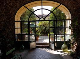 Dimora Aganoor: the guesthouse - relais & gourmet - a few steps from the divine, kuća za odmor ili apartman u gradu 'Cava deʼ Tirreni'