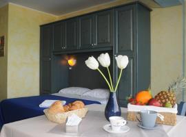 Two-room apartment a stones throw from the sea, hotell sihtkohas San Saba