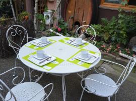 Chambres d'hôtes Chez Caroline: Colmar'da bir Oda ve Kahvaltı