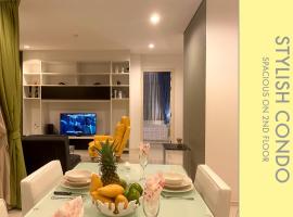 Stylish Condo w. Pool View 2F, hotel com jacuzzi em Praia de Kamala