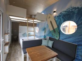 Tiny Wave Tiny House auf dem Campingplatz Strandgut, миниатюрна къща в Куксхавен