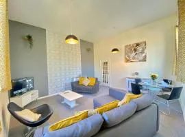 4 Single beds or 2 Doubles - FREE PARKING SPACES - SMART TV's - City Centre Spacious flat