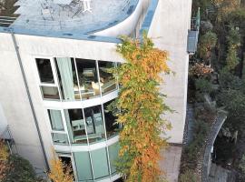 Ferienwohnung im Turm Bellevue mit 3 Schlafzimmern, hotel em Sachsenheim