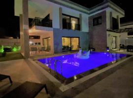 magnifique villa avec piscine prive kusadasi, feriebolig i Kusadası
