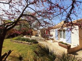 Logis Hôtel Restaurant Le Clos des Capitelles: Uchaud şehrinde bir otoparklı otel