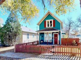 The Blue Bungalow, holiday home in Montrose