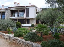 Apartments Palma & Pino, hotel que admite mascotas en Cres