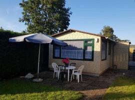 Cozy chalet in Opmeer near Amsterdam and Beach, hotel en Opmeer