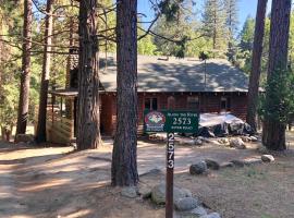 Along The River, hotel in Yosemite West