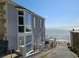 Beautiful Seaside Apartment With Parking, hotel di Ventnor