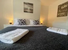 Contemporary 2 Floor Flat with Sea Views!