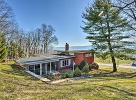 Cozy Home with Private Patio and Views, Hiking On-Site, Hotel in Belleville