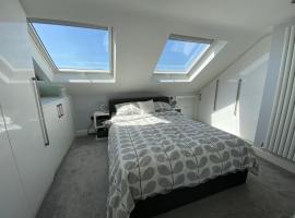 3 bed Apartment in Colliers Wood, hotel cerca de Estación de metro Colliers Wood, Londres