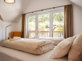 die Tauplitz Lodges - Alm Lodge A13 by AA Holiday Homes, hotel in Tauplitz