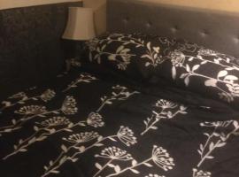 Woodland Views Central Heated Cabin, hotel a Dartmouth