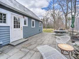 Charming Cottage with Yard - 2 Mi to Tinker St!, mökki kohteessa Woodstock