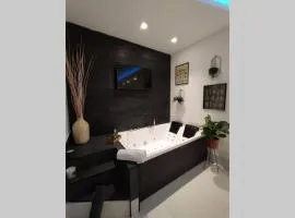 Elegante open space con vasca idromassaggio a Trastevere