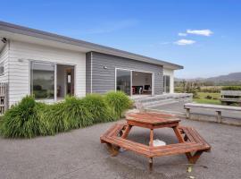 A Reel Retreat - Waihi Beach Holiday Home, hotel with parking in Waihi Beach