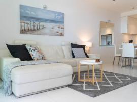 Luxury beachfront apartment at The Breeze - Free Wifi, hotel en Victor Harbor