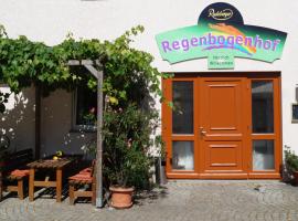 Regenbogenhof Rudelswalde, отель в городе Криммичау