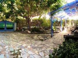 Blue Seaside House with Garden, apartamento em Skala Eresou