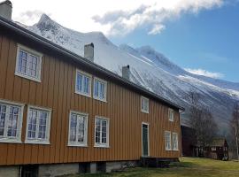 Lensmansgarden Marteinsgarden, хотел близо до Тролстиген, Innfjorden