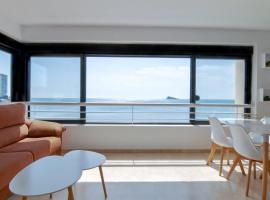 Luminoso Apartamento en Primera L&iacute;nea de Playa, hotel en Benidorm
