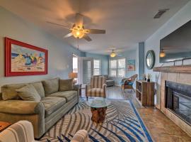 Pet-Friendly Condo with Deck Snowbirds Welcome, hotell i Mustang Beach