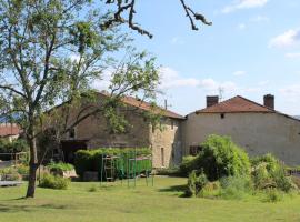 Les chambres d'hôtes de l'Ecurie Goupil，Mont-le-Vignoble的有停車位的飯店