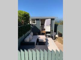 Trevone Luxury Shepherds hut close to the beach, hôtel avec parking à St Merryn