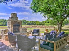 Beautiful Hill Country Cottage - Walk to Downtown!, cheap hotel in Comfort