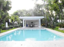 La Casa del Arbol -4bed 3 bath, holiday home in Puerto Morelos