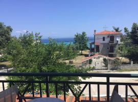 Villa Paradise, hotel u Polihronou