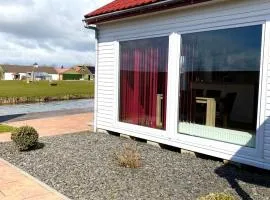 Ferienpark Vislust Modernes Holzhaus am Ijsselmeer mit eigenen Steg
