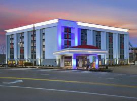 Holiday Inn Express & Suites Cincinnati Riverfront, an IHG Hotel, hotel u gradu Kavington