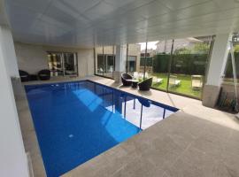 Sanxenxo Casa Rial 47 con PISCINA CLIMATIZADA, nhà nghỉ dưỡng ở Sanxenxo