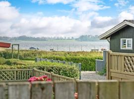 Dejlig feriebolig med havudsigt i naturskønt område, cottage in Munkebo