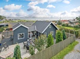 Sk&oslash;n feriebolig med havudsigt i natursk&oslash;nt omr&aring;de, casa de campo em Munkebo