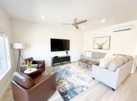 New Family-Friendly Townhome w/ Pool & Hot Tub, khách sạn ở American Fork