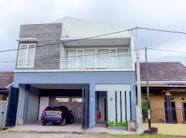 Villa Mangli Monochrome Syariah by eComerceloka, hotel v destinaci Jember