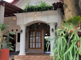 OMAH LUMUT Malang, Best Family Villa 3 Bedrooms Free Pool Kolam Renang、マランのホテル