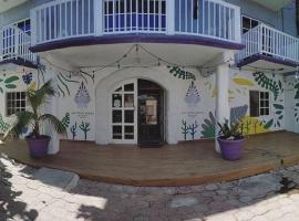 Les trois singes - Friendly Hostel, hotel in Isla Mujeres