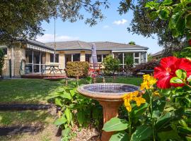 Fantails Roost - Bowentown Holiday Home, casă de vacanță din Waihi Beach