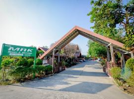 MRK Resort & Massage, hotel amb aparcament a Lop Buri