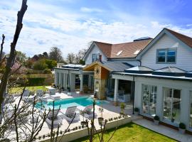Luxury Five Star, Hampton House With Heated Pool, family hotel in Bembridge