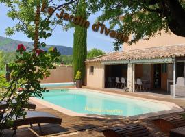 Maison de Vacances "Gîte Ivana" avec piscine privée chauffée, family hotel in Oppède