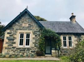 Erigmore Spa Cottage - A cosy cottage located in a countryside park with WIFI and access to swimming pool, spa hotel in Perth