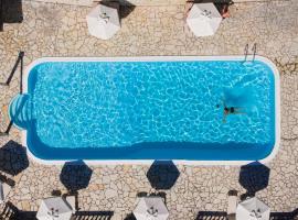 Aurora Beach Hotel, hotell sihtkohas Agios Ioannis Peristerion