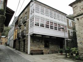 Habitación Cuadruple con derecho a Barbacoa y patio, hotel familiar en Navia de Suarna